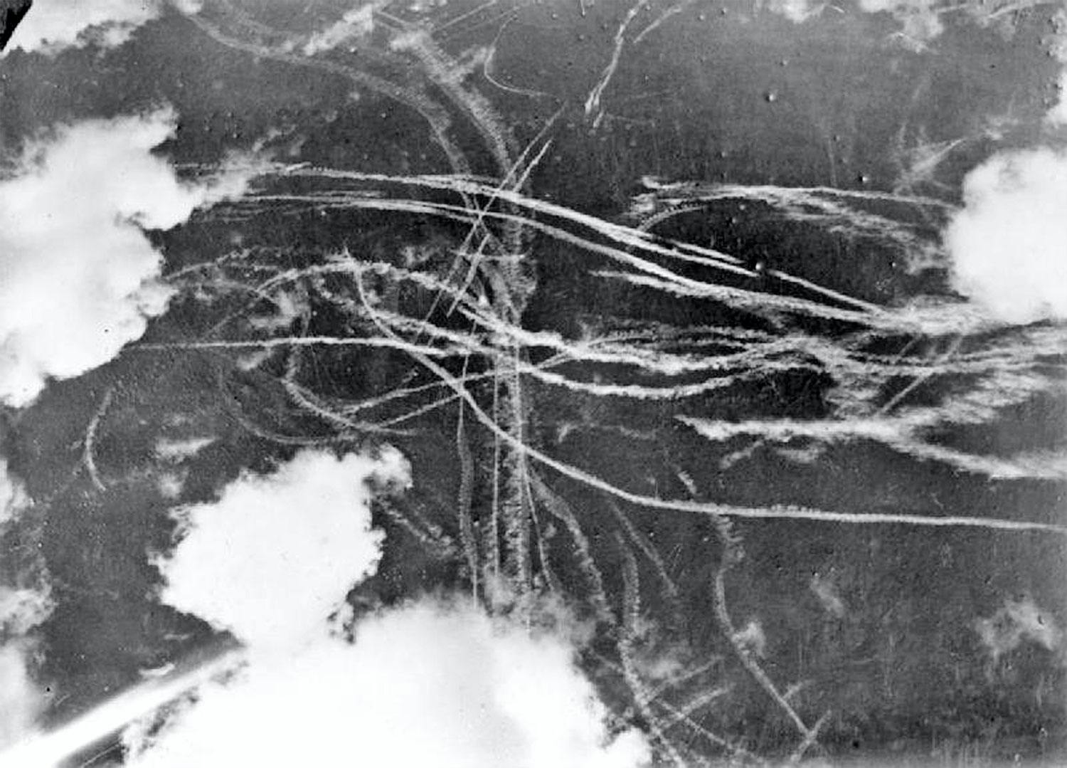 tuck luftstrid Slaget om Storbritannien 1940, kondens på himlen efter en luftstrid.